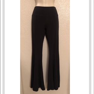 Stretchy like new Ecco Mi flare legging/pants.